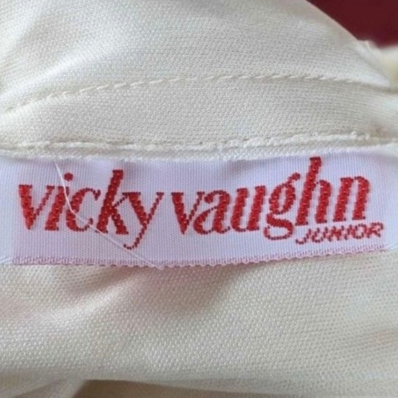 Vintage Embroidered Creamy White Nightgown - Picture 4 of 8